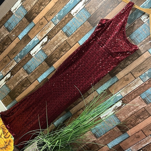 Miss Ord XL Ruby red sequins ball gown - Picture 13 of 15